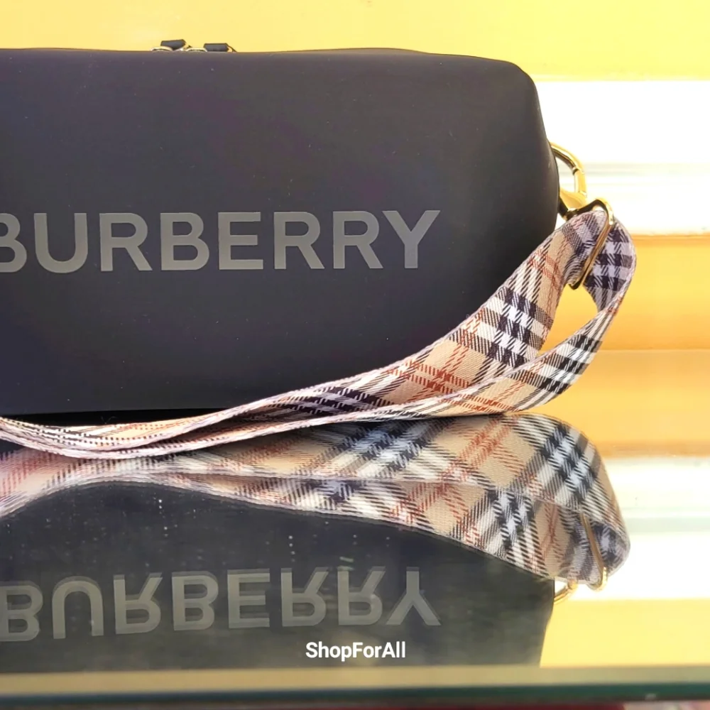 - Burberry pouch /crossbody bag/ Toiletry bag/ travel bag/ shoulder bag - Picture 3 of 11
